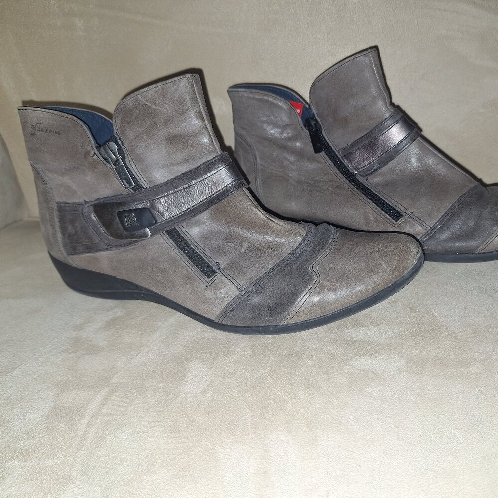 Dorking Grey leather booties size 8.5